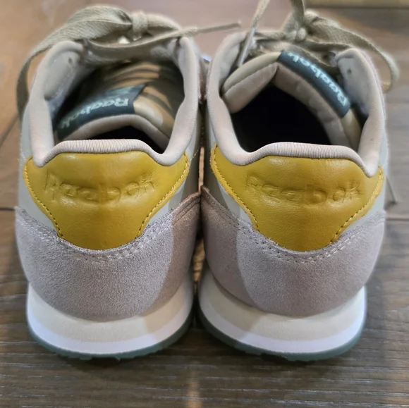 Reebok Classic Leather Sneaker, Women's Size 8 - Picture 4 of 9